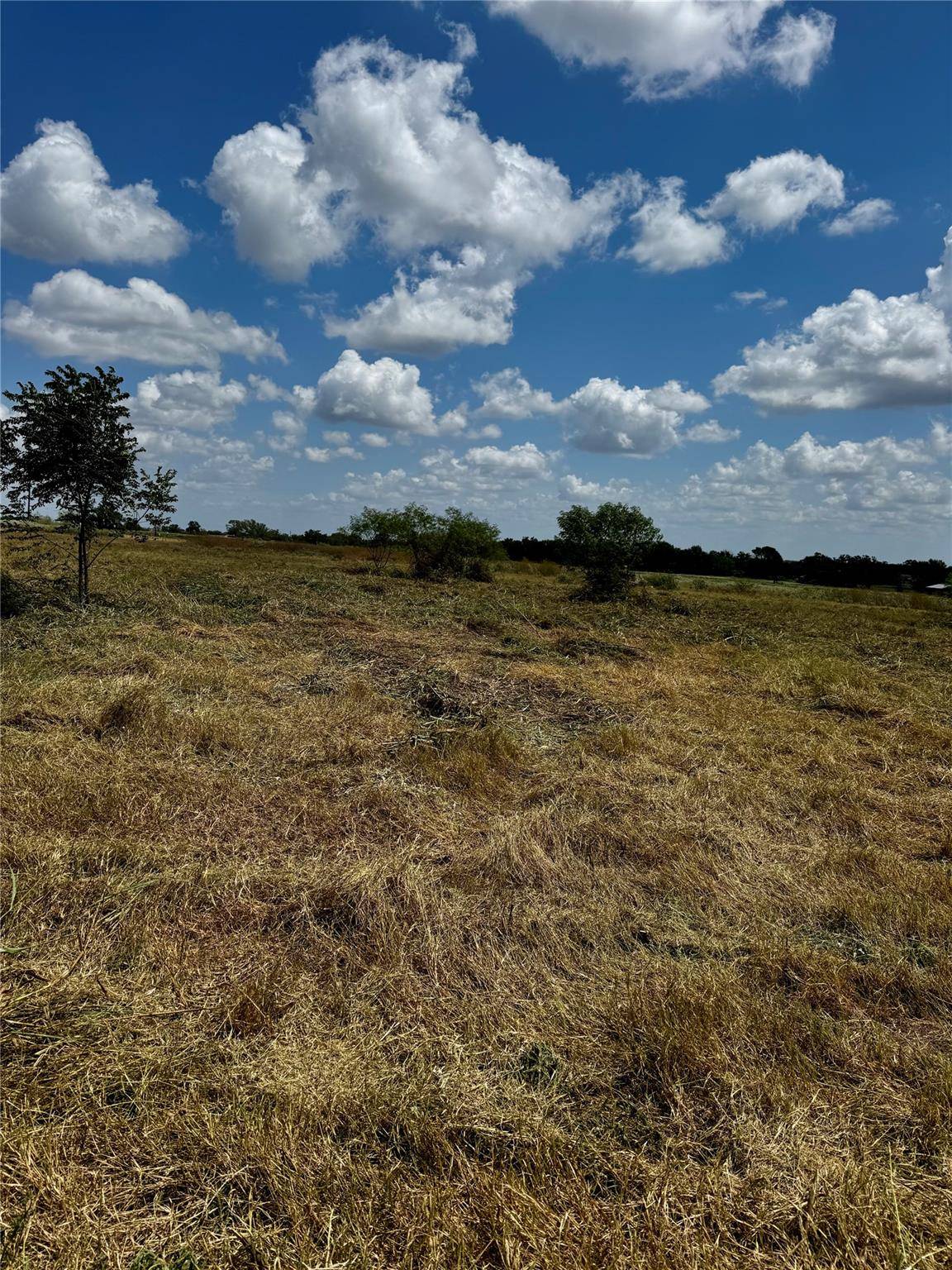 261 Engelke RD, Kingsbury, TX 78638