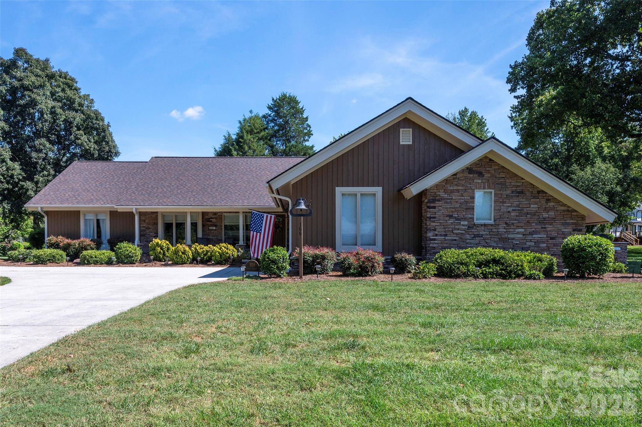 109 Holly CIR, Bermuda Run, NC 27006