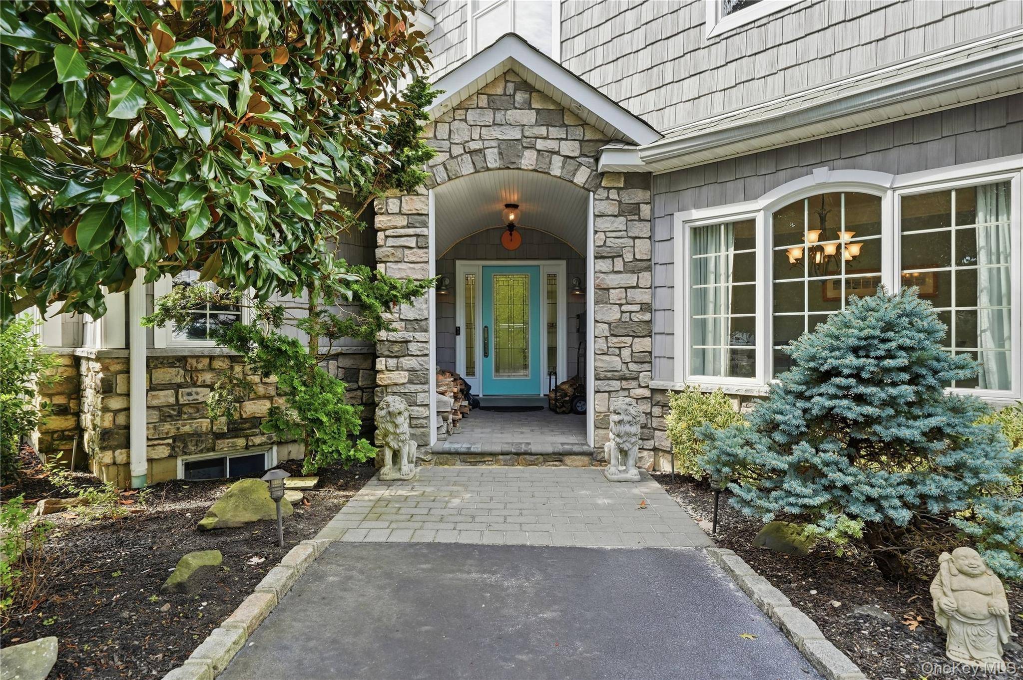 19 Judith PL, East Islip, NY 11730