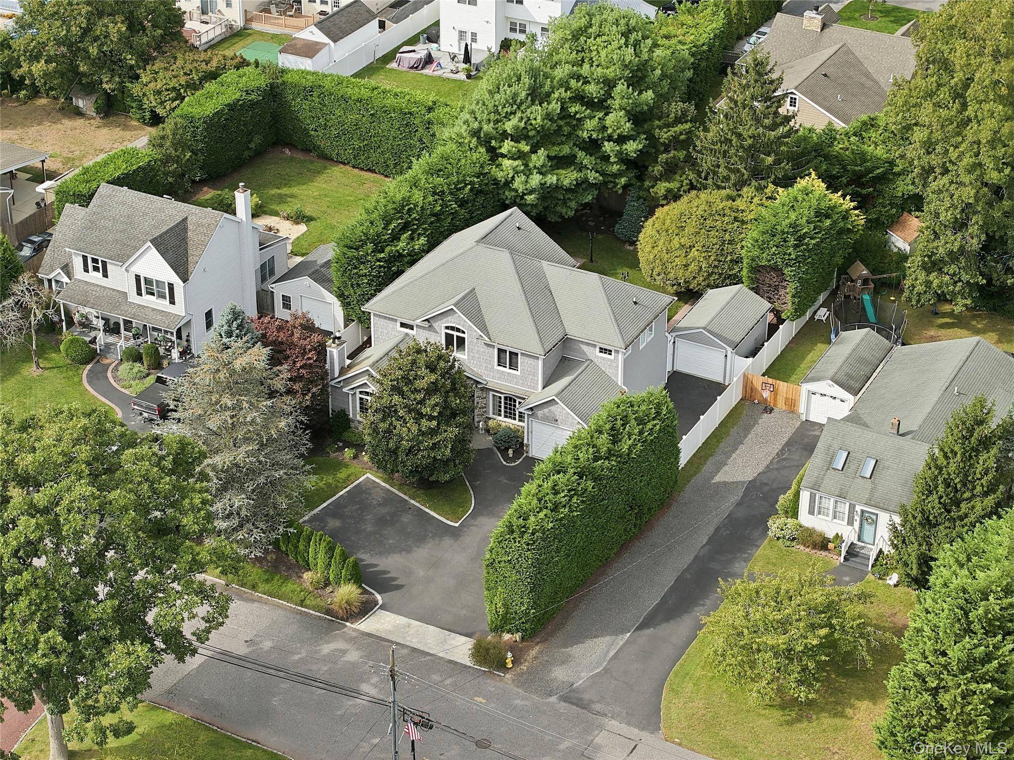19 Judith PL, East Islip, NY 11730