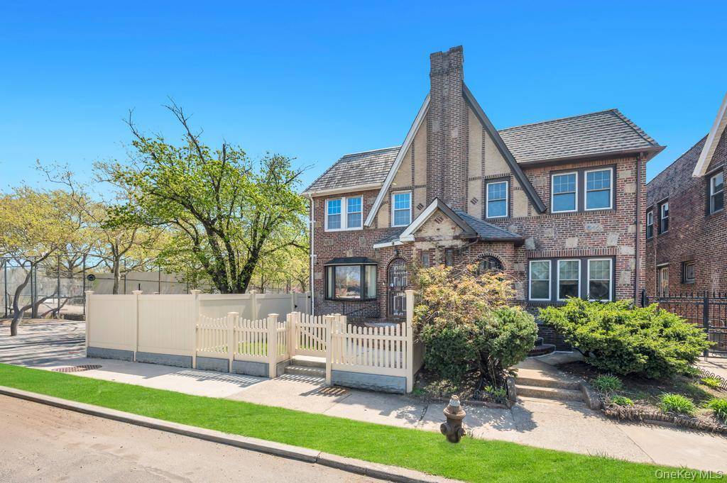 164-26 Grand Central Pkwy, Jamaica, NY 11432