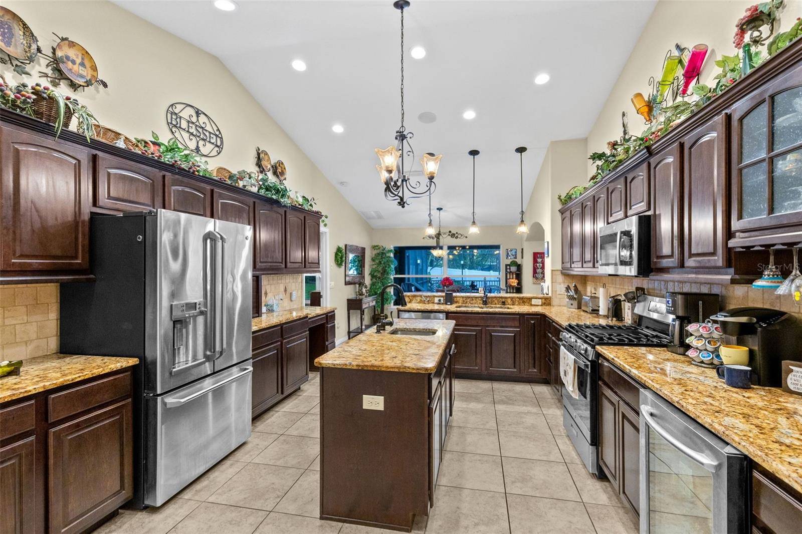 1206 LAKESHORE DR, Mount Dora, FL 32757
