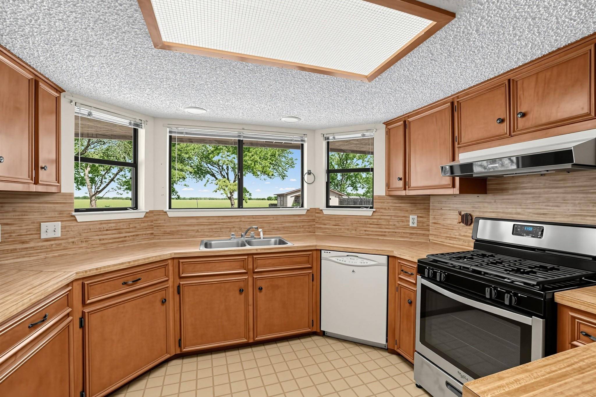 1419 W San Antonio ST, Lockhart, TX 78644