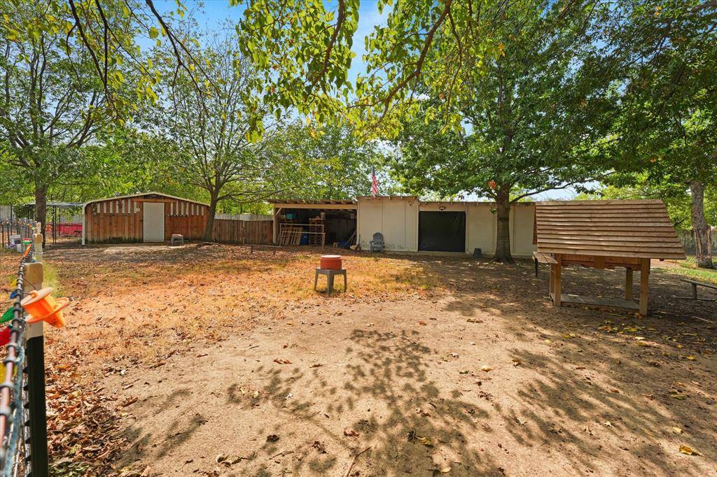 102 Old Pecan, Ennis, TX 75119
