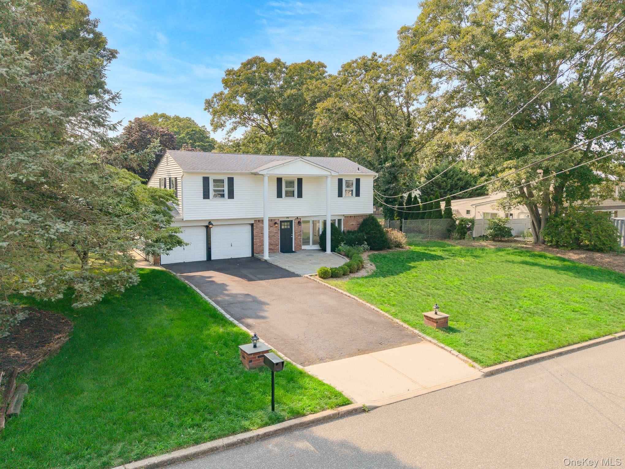 70 Woodview LN, Centereach, NY 11720