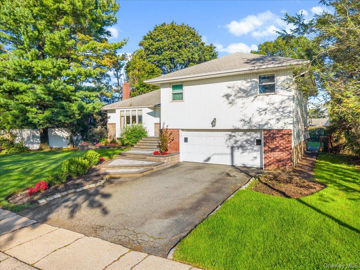 84 Melanie LN, Syosset, NY 11791