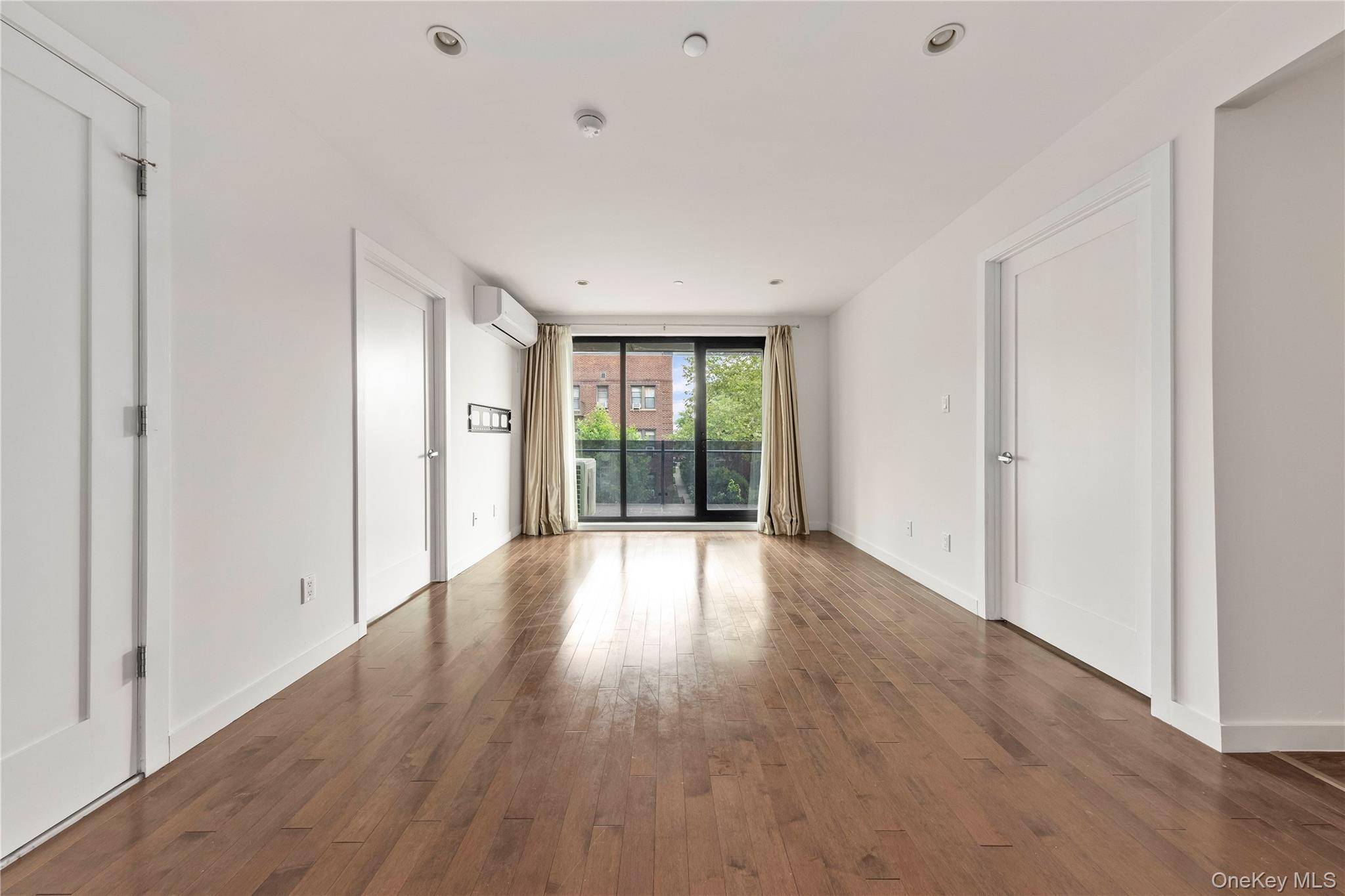 43-12 214 PL ## 3E, Bayside, NY 11361