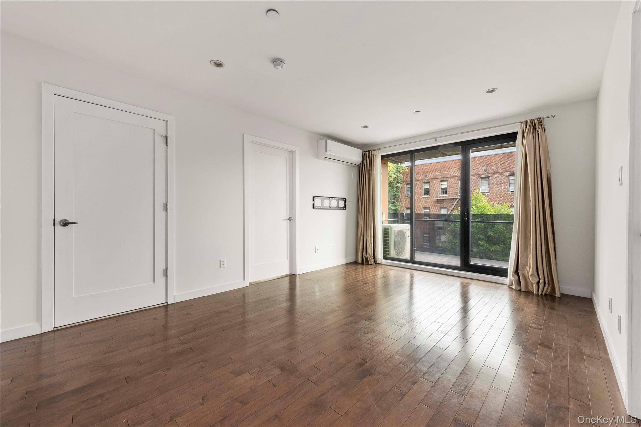 43-12 214 PL ## 3E, Bayside, NY 11361
