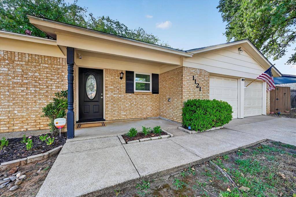 1121 Greendale Drive, Bedford, TX 76022