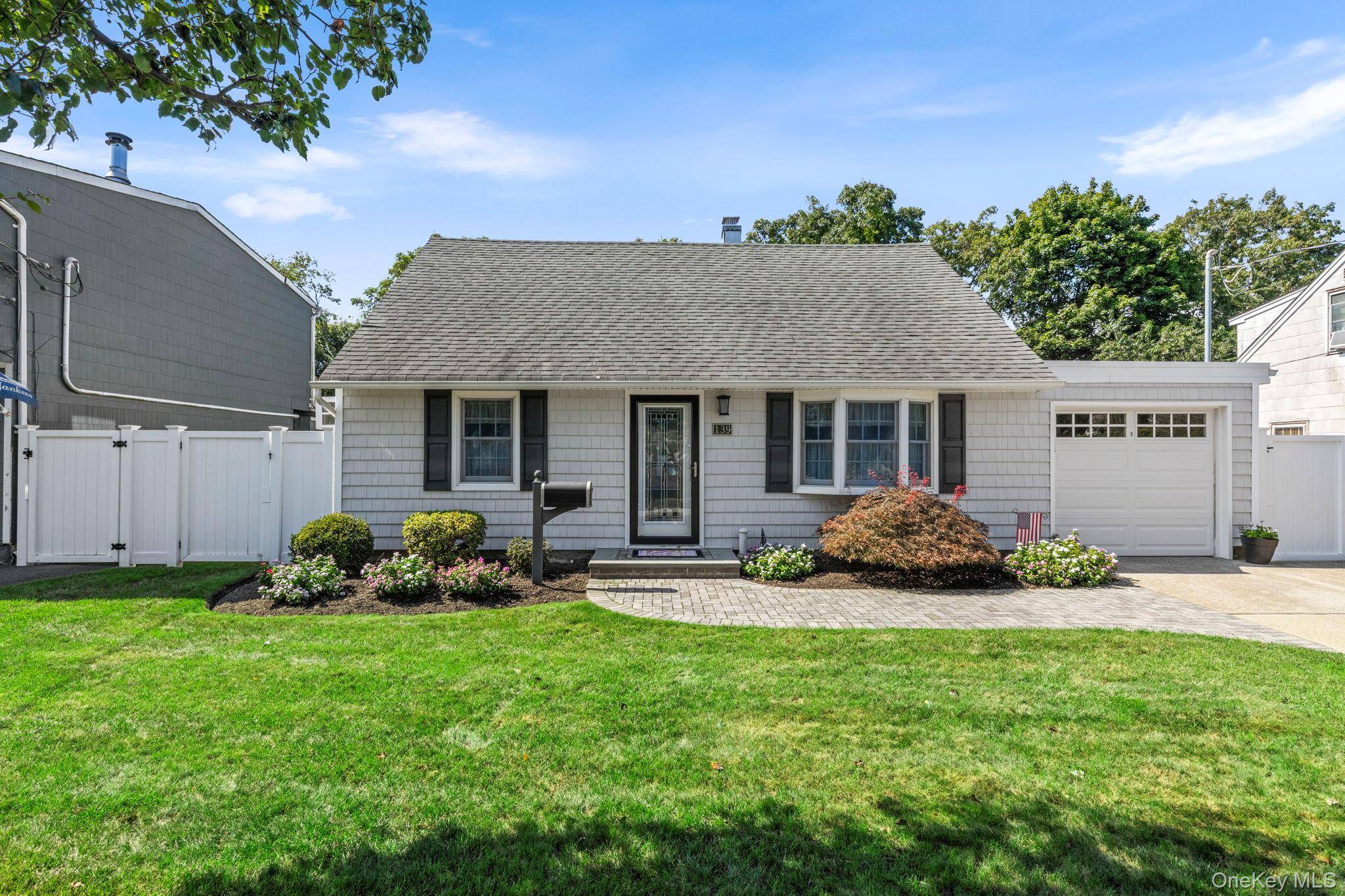 139 Arlyn DR, Massapequa, NY 11758