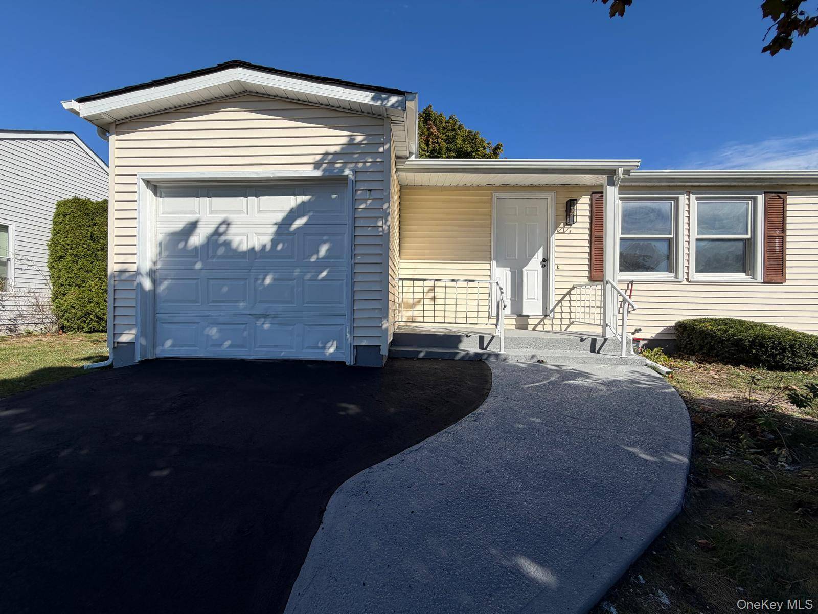 1 Limetree DR, Manorville, NY 11949