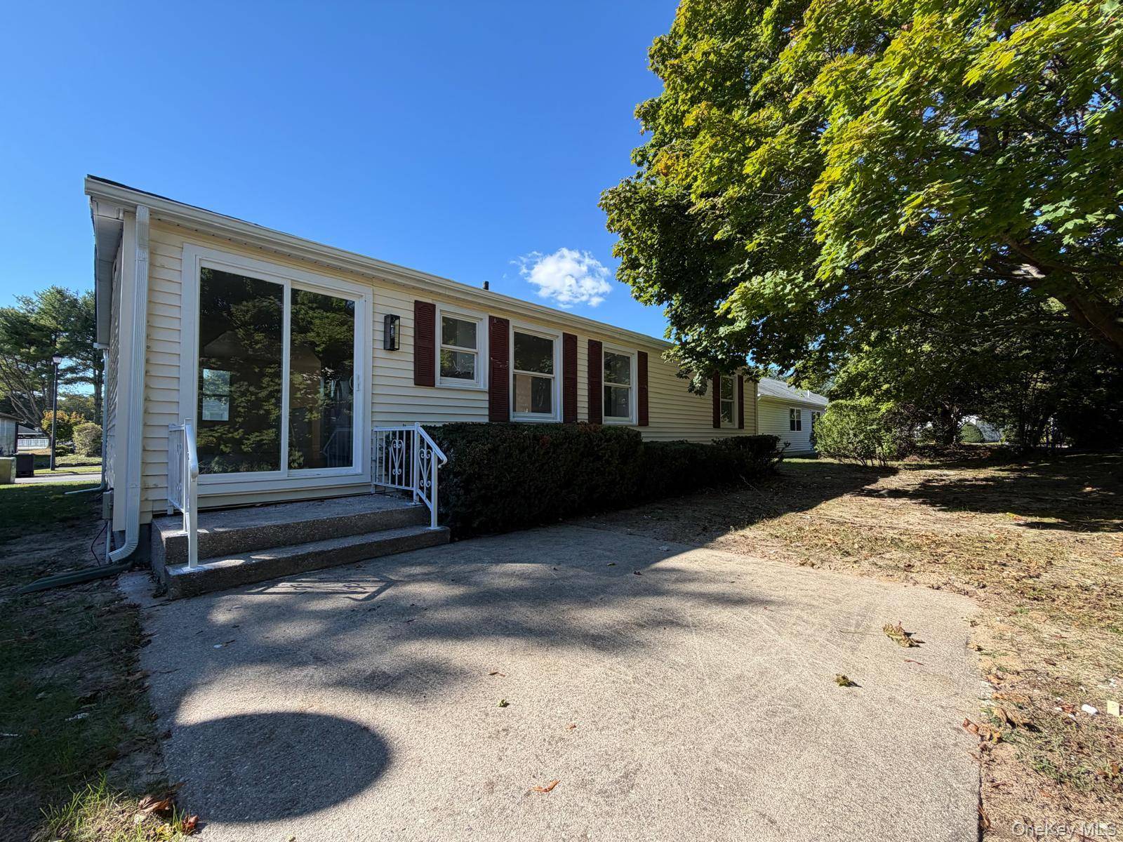 1 Limetree DR, Manorville, NY 11949