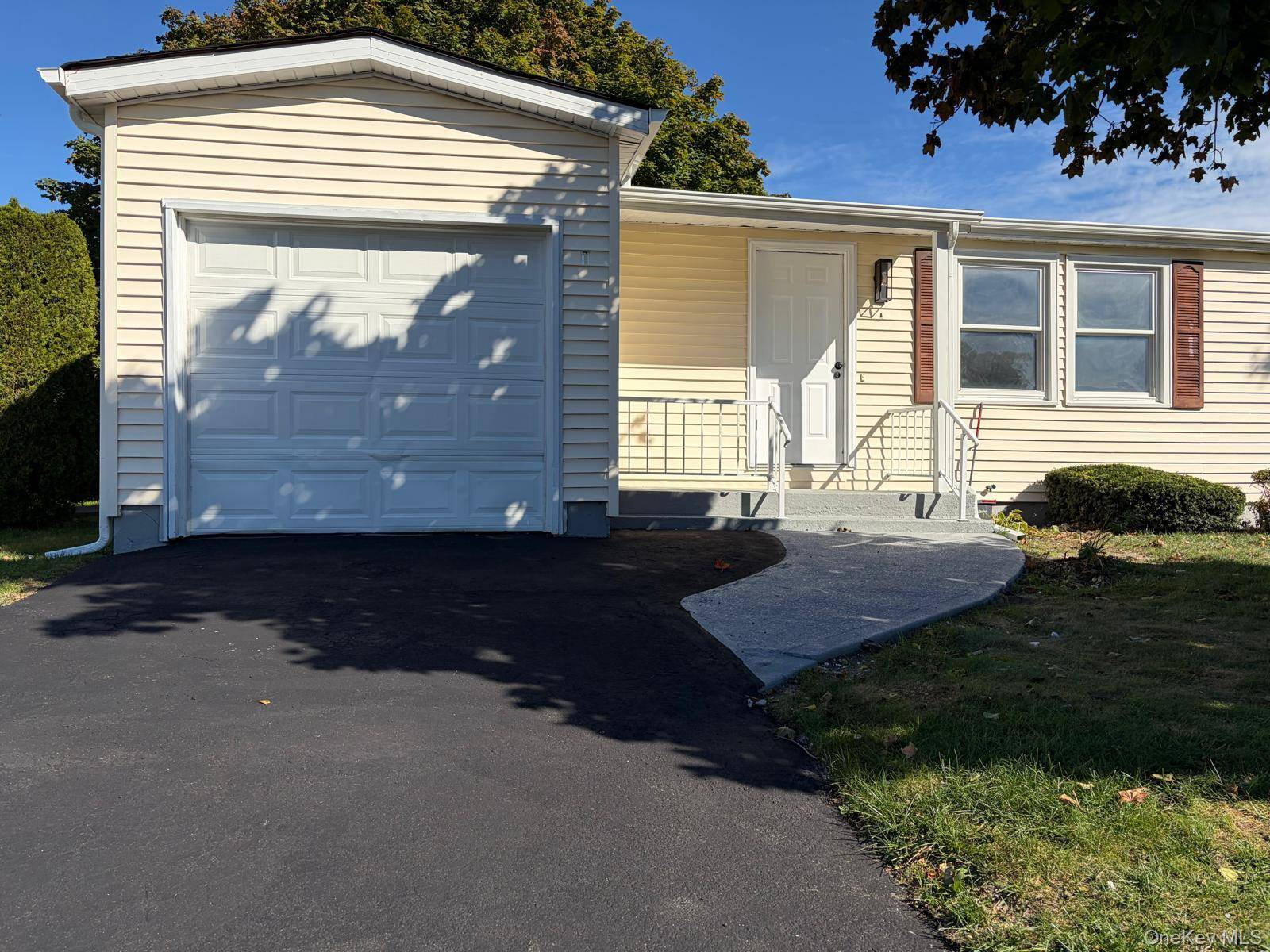 1 Limetree DR, Manorville, NY 11949