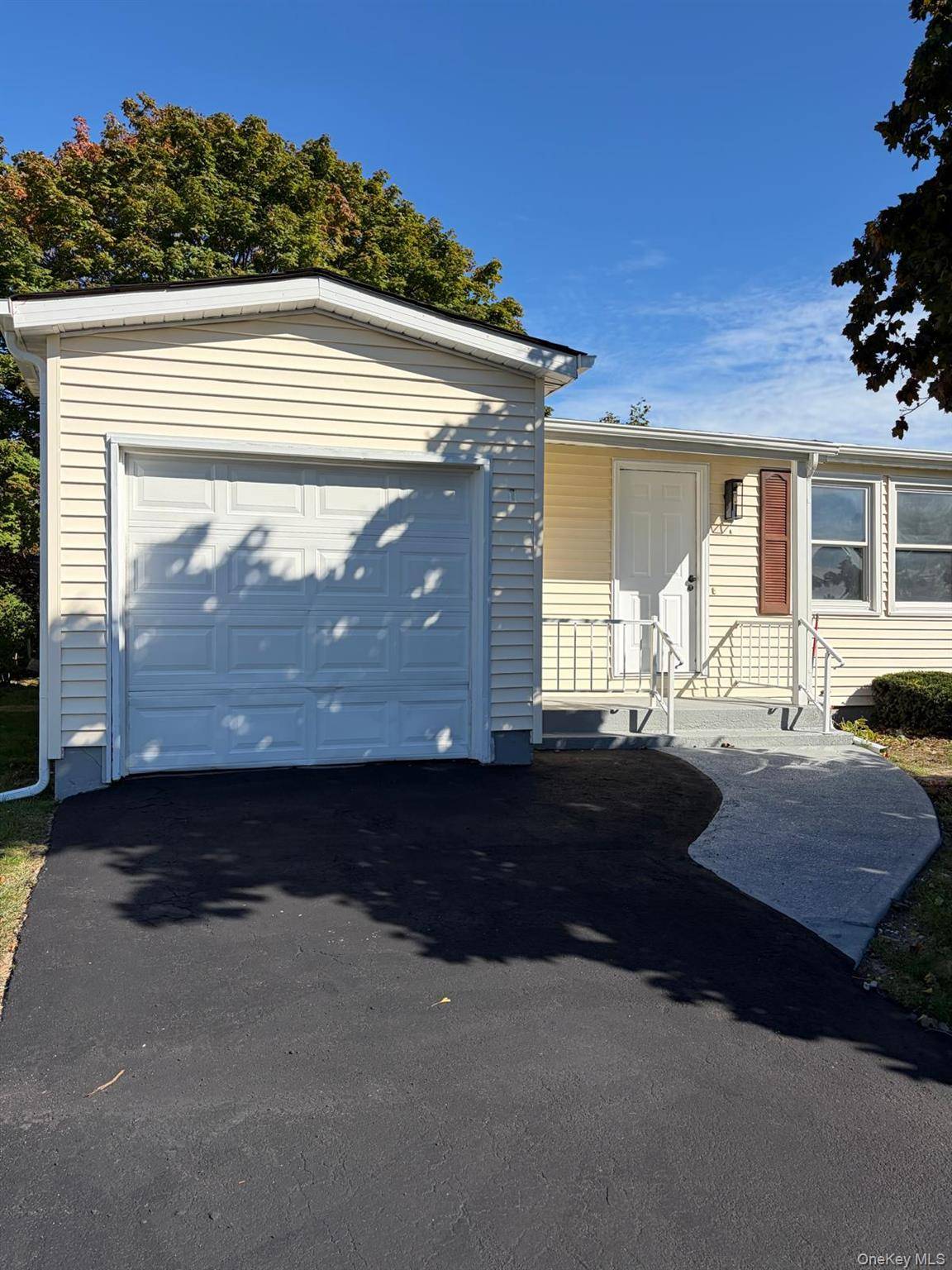 1 Limetree DR, Manorville, NY 11949