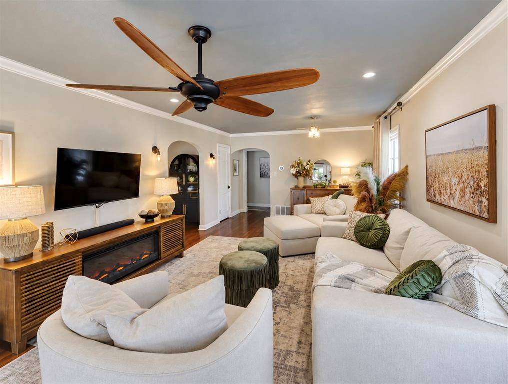 4637 Calmont Avenue, Fort Worth, TX 76107