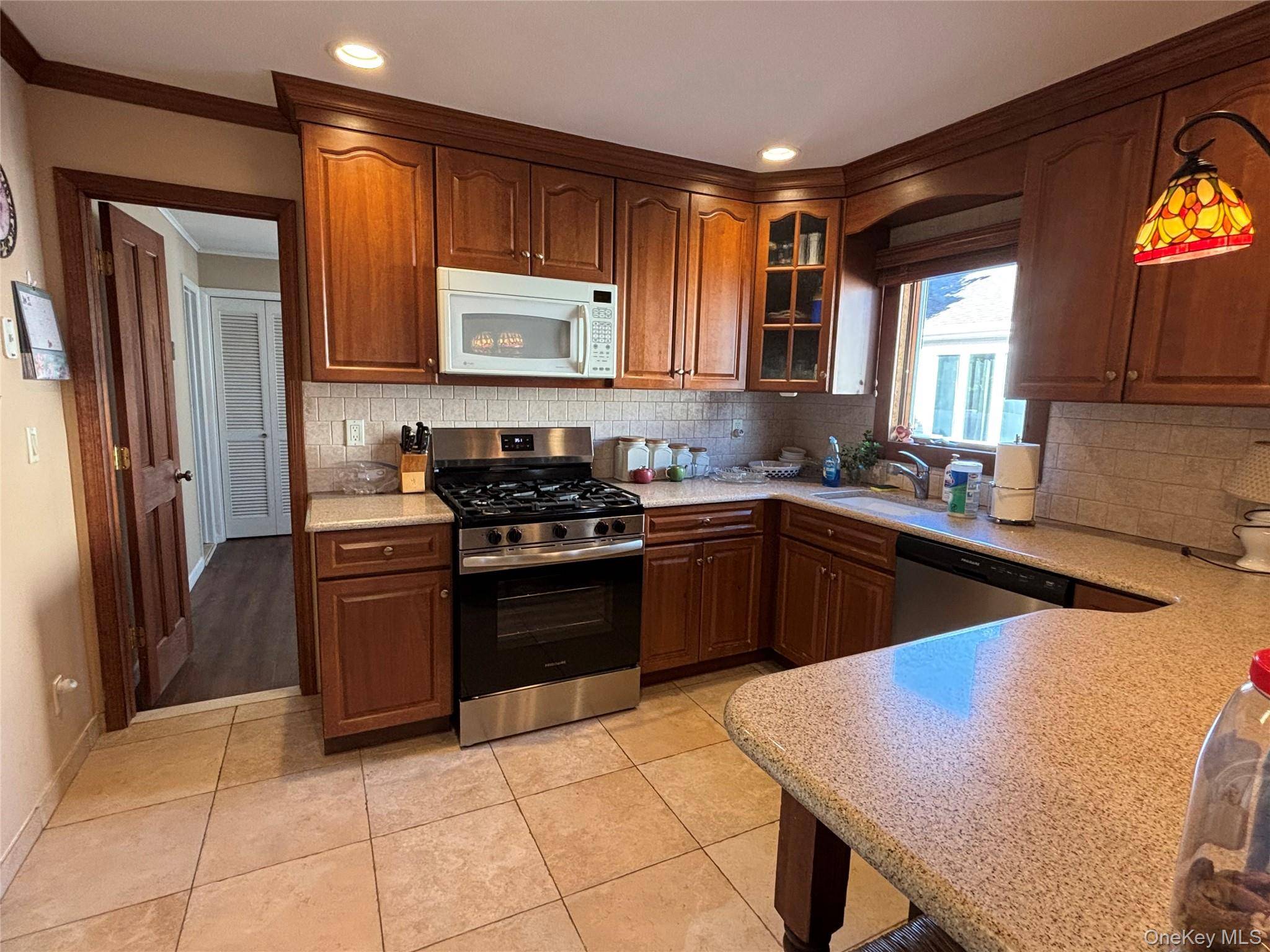 8 Walnut PL, Lindenhurst, NY 11757
