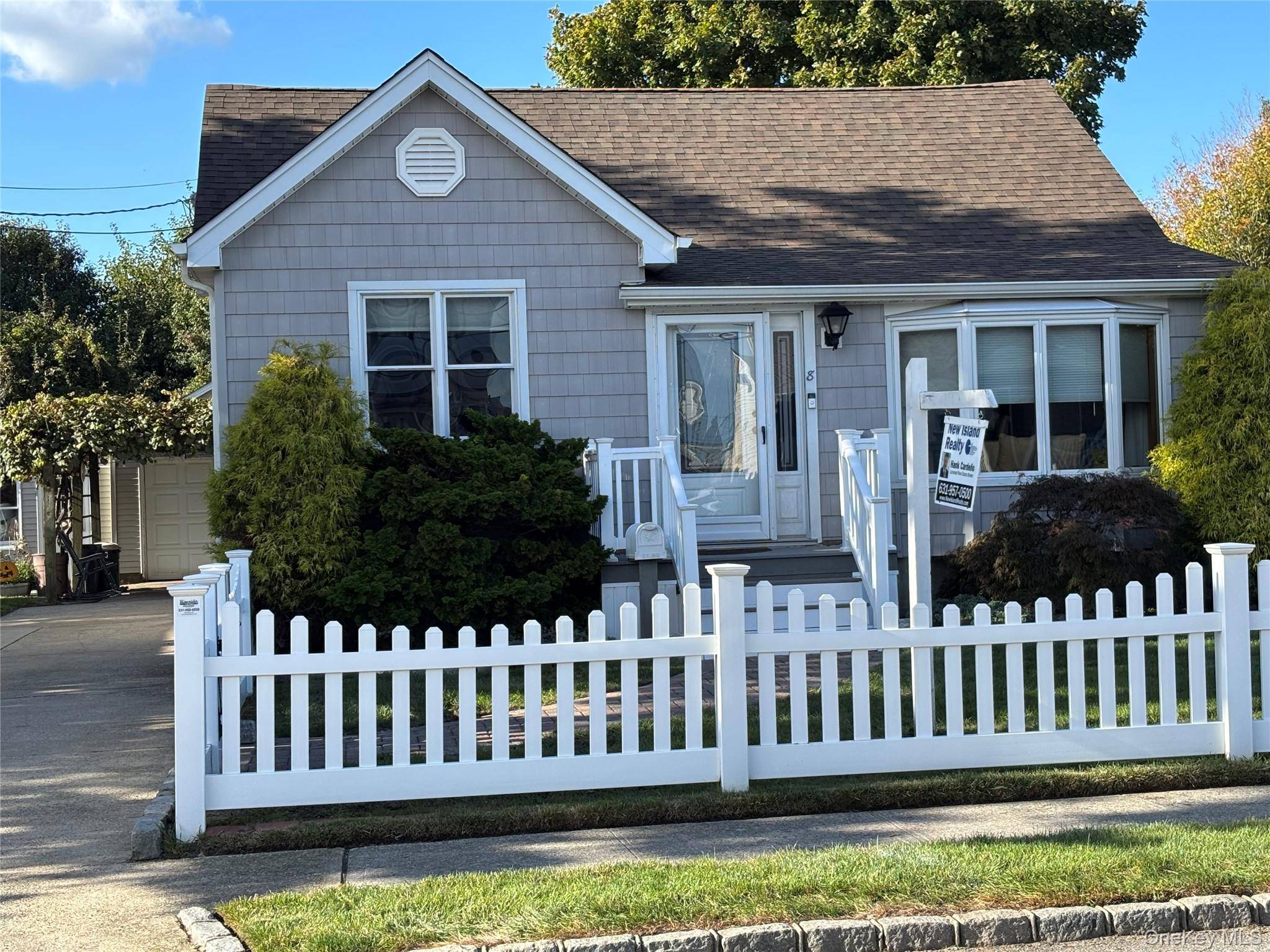 8 Walnut PL, Lindenhurst, NY 11757