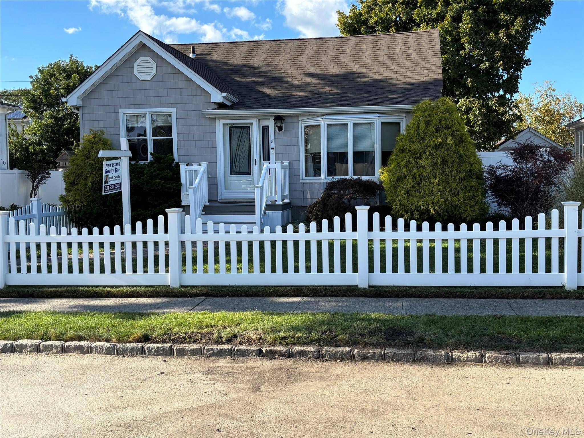 8 Walnut PL, Lindenhurst, NY 11757
