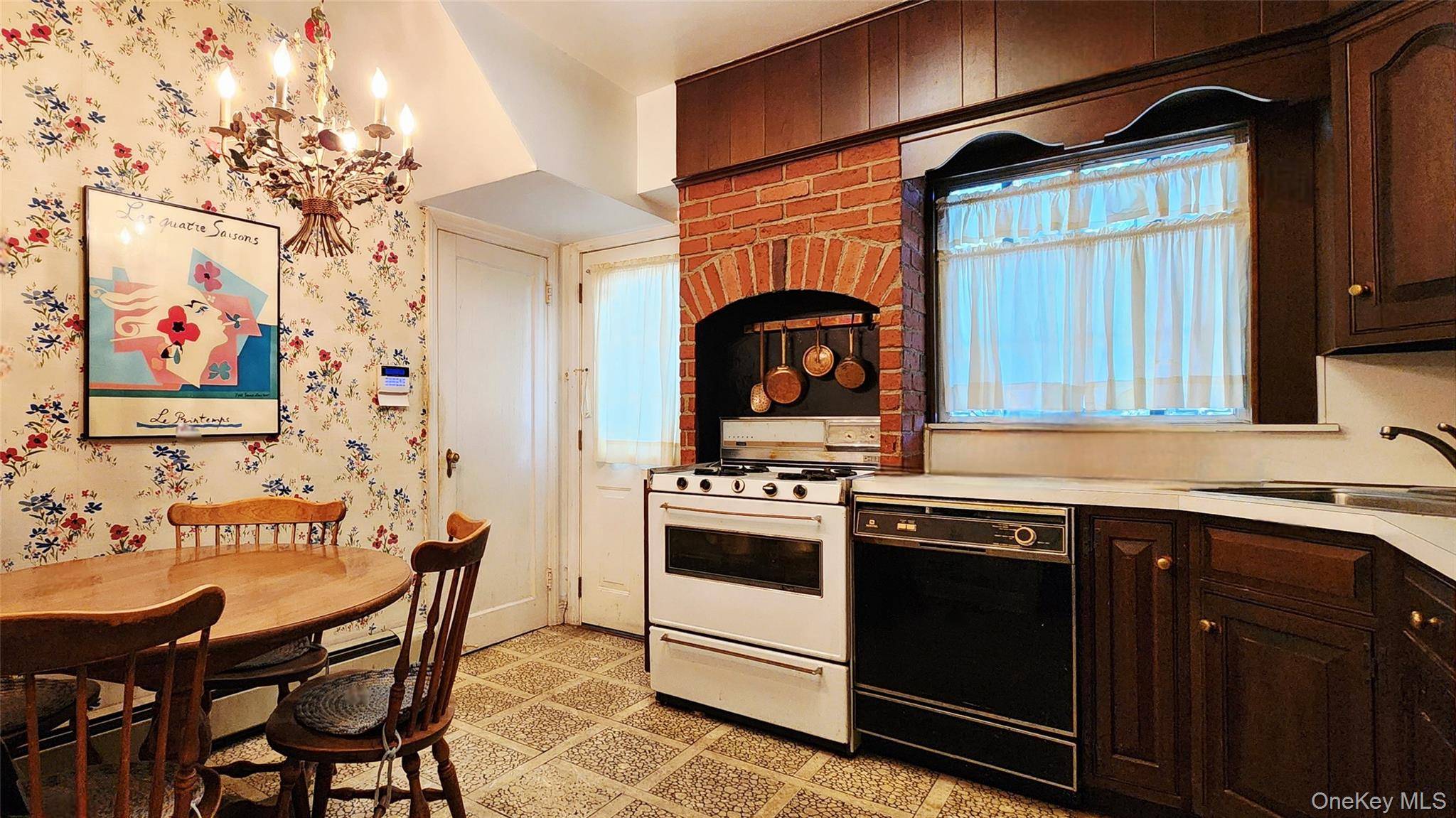 7516 175th ST, Fresh Meadows, NY 11366