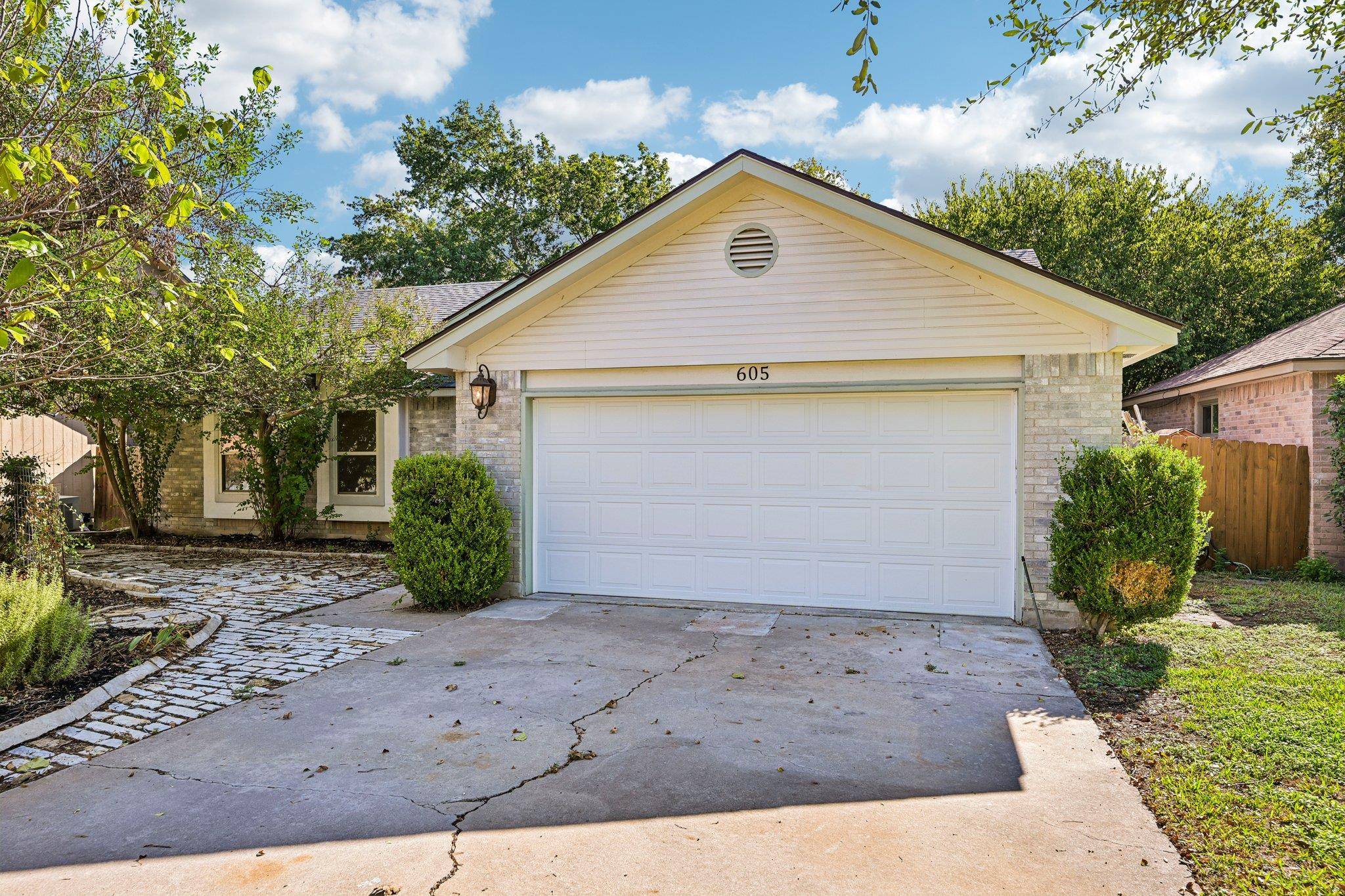 605 Hawthorne LN, Round Rock, TX 78664