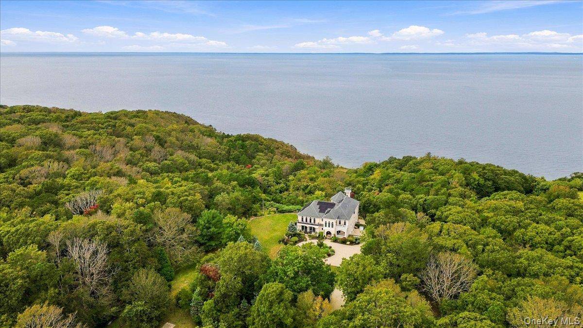 3172 Sound AVE, Baiting Hollow, NY 11901