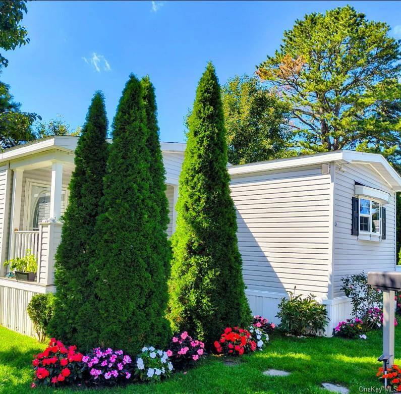 525 Riverleigh AVE #B-25, Riverhead, NY 11901