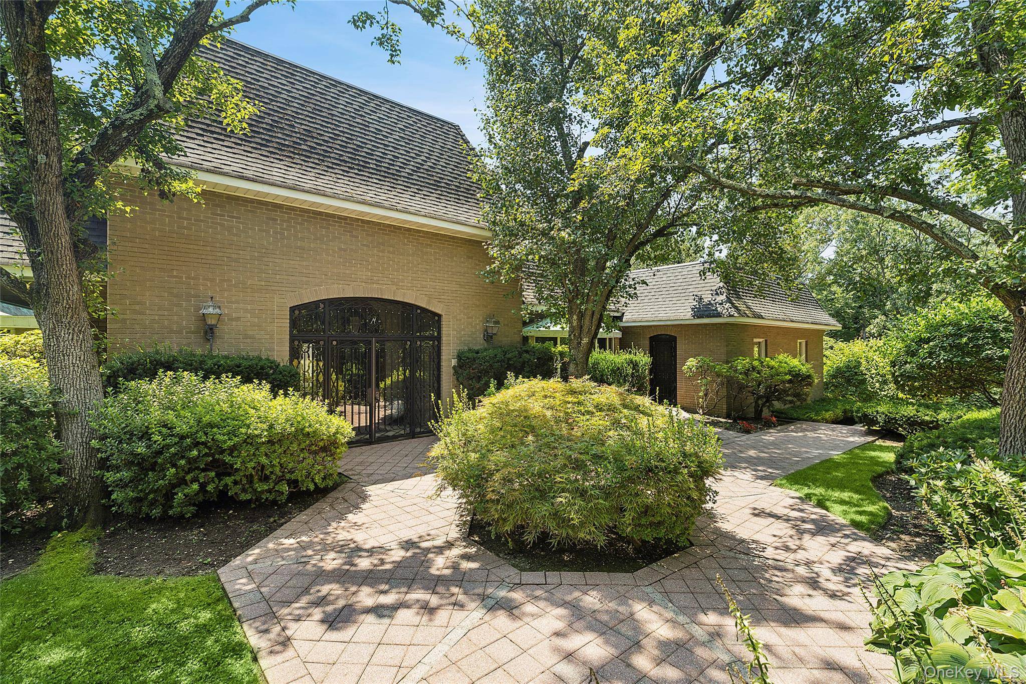 13 Chanticlare DR, Manhasset, NY 11030