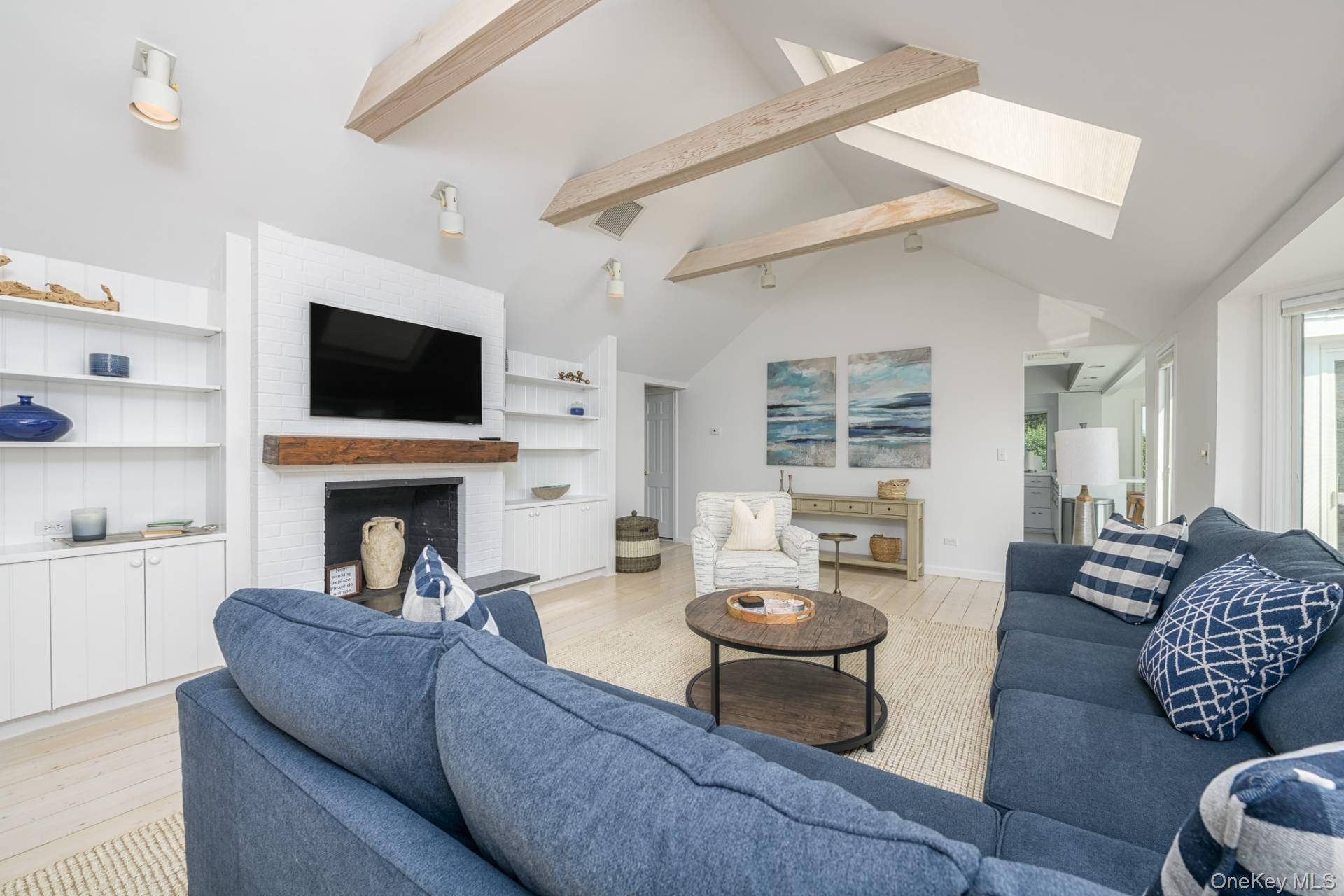 29 Coxs Curve RD, Westhampton Beach, NY 11978
