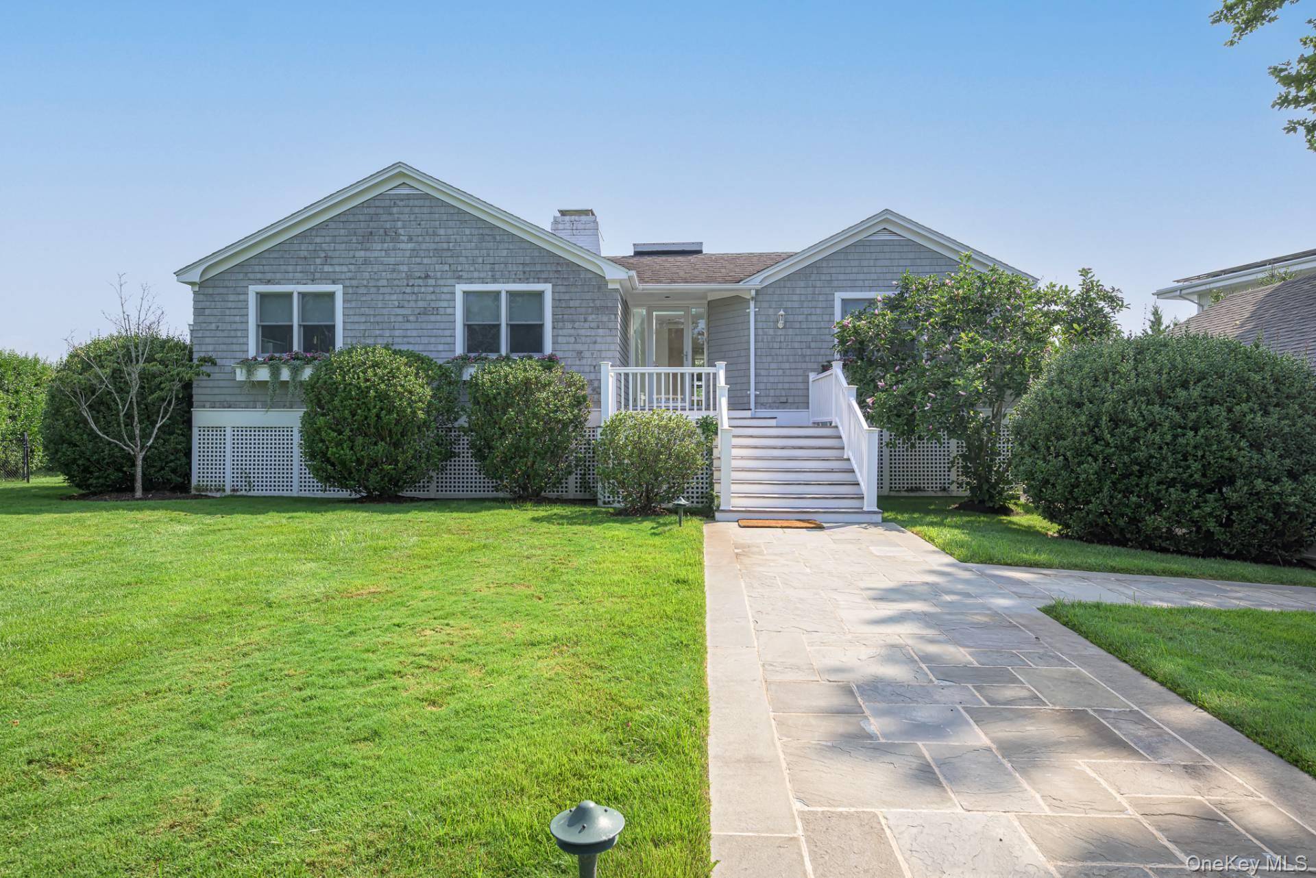 29 Coxs Curve RD, Westhampton Beach, NY 11978