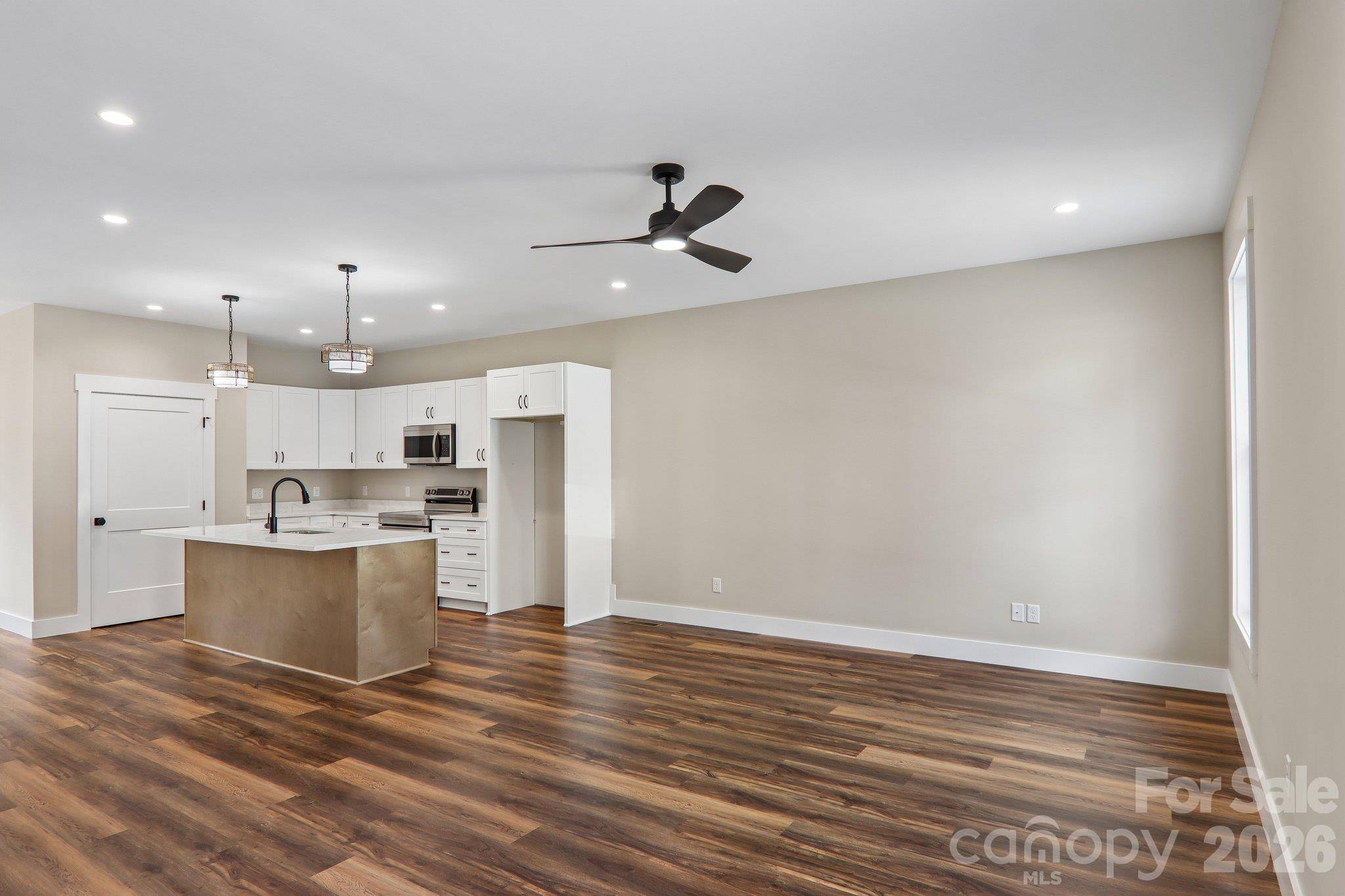 16 Escondido DR, Asheville, NC 28806
