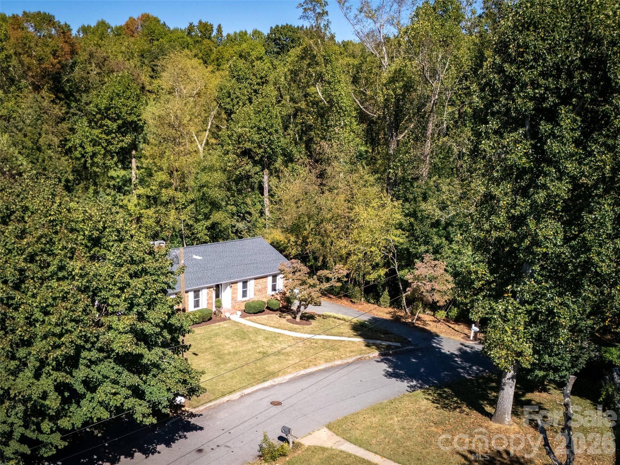 6 Crestwood LN, Candler, NC 28715