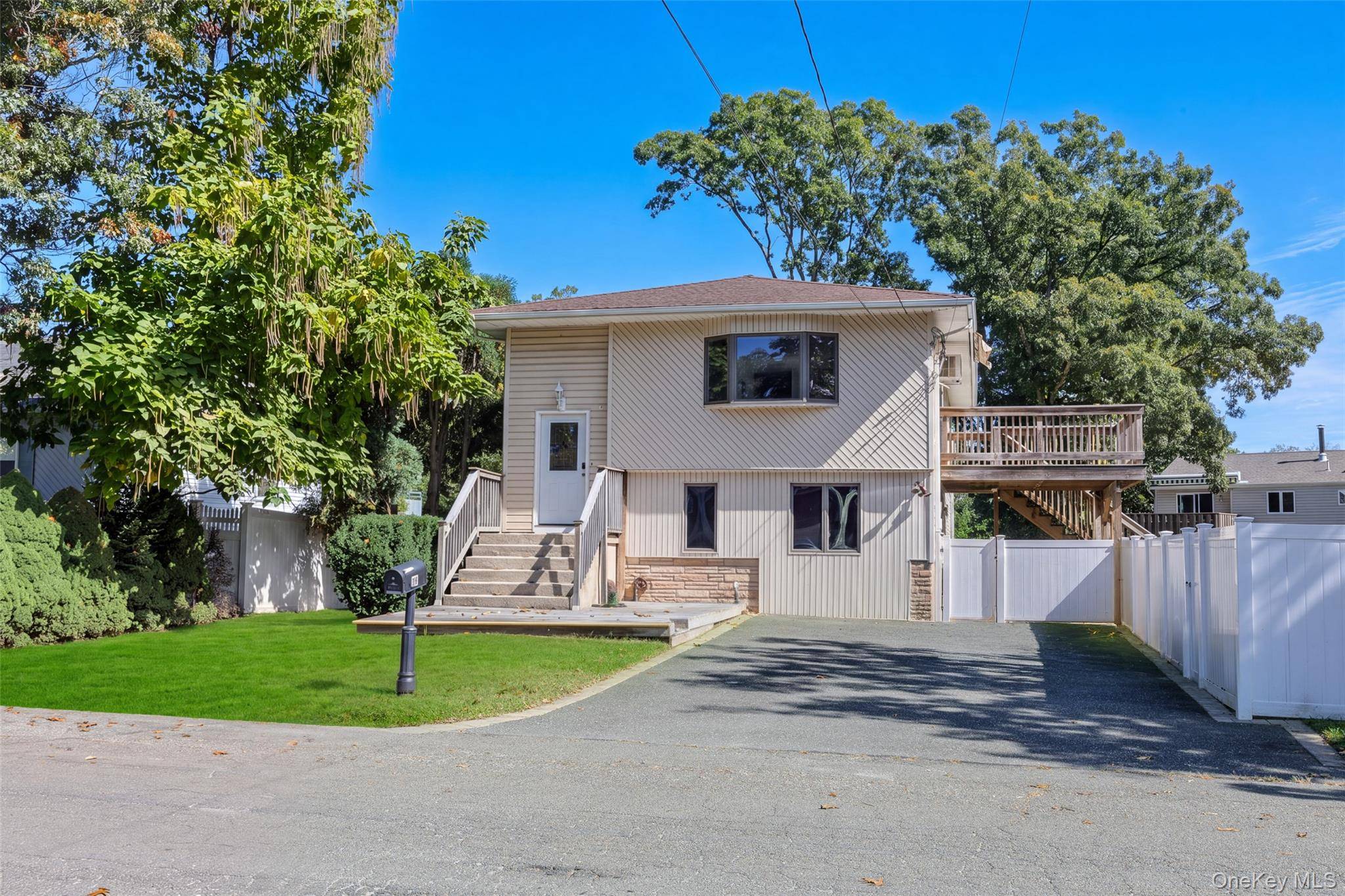 41 Powell AVE, Farmingville, NY 11738