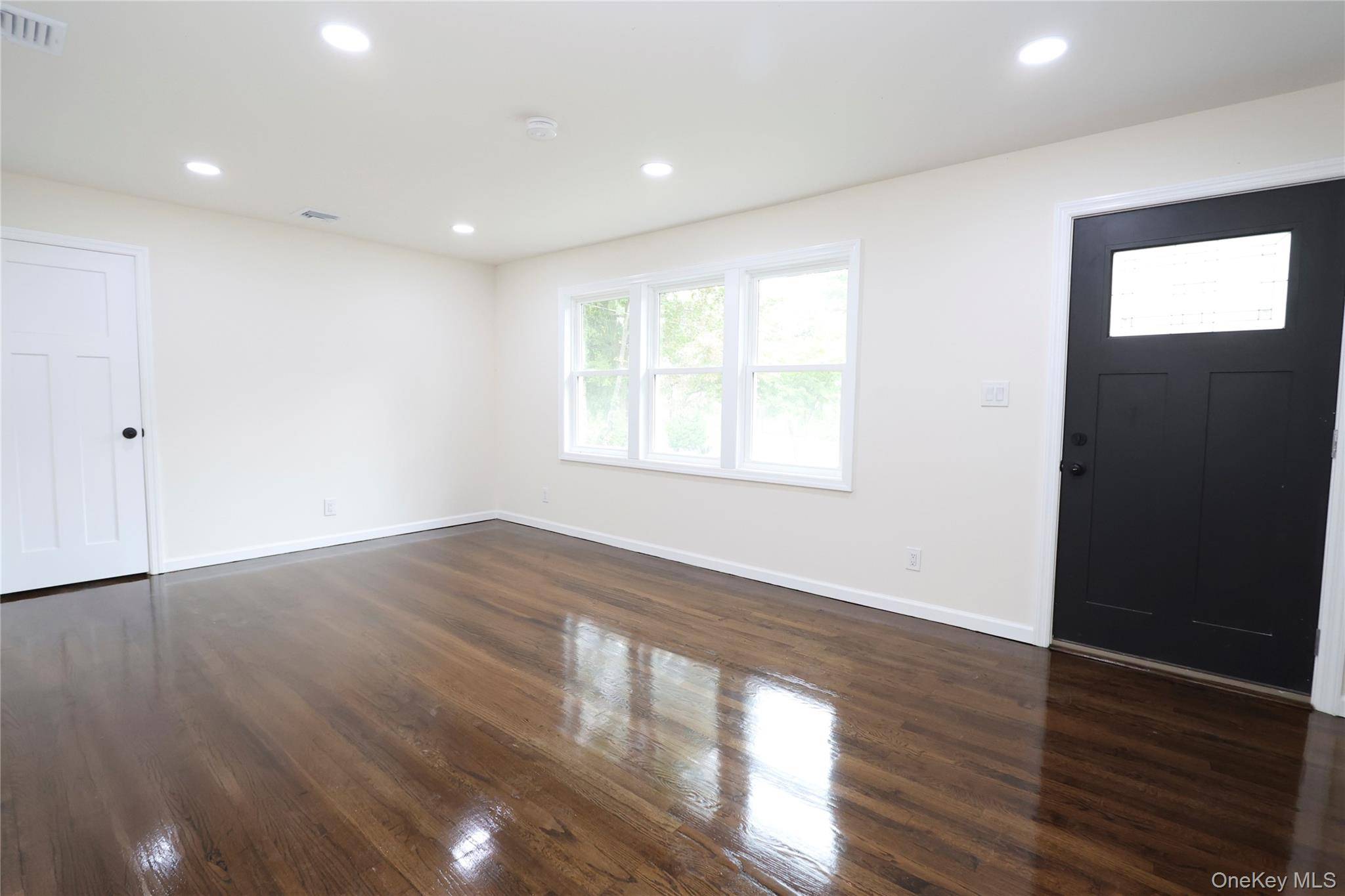 472 Nichols RD, Hauppauge, NY 11788