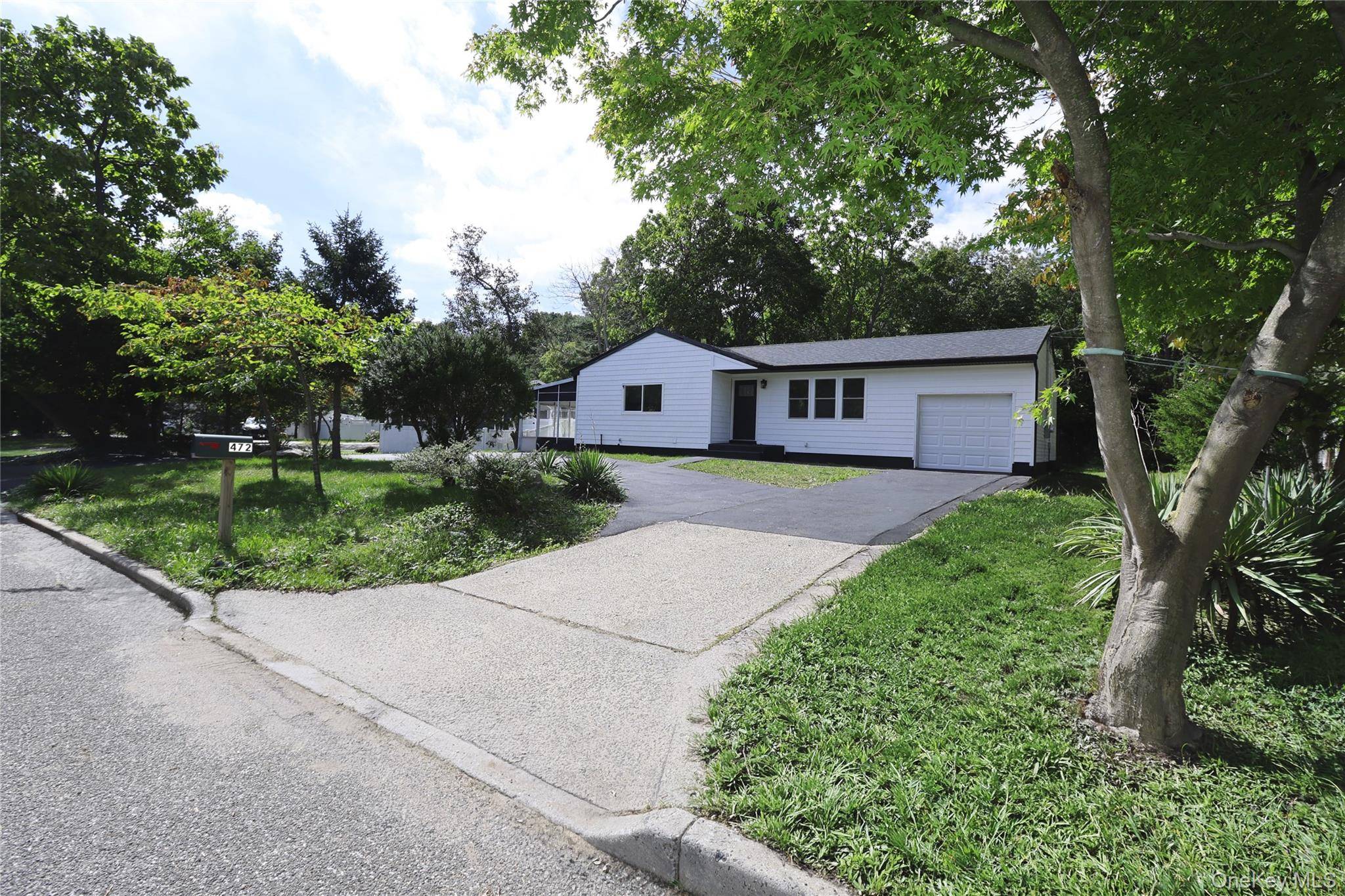 472 Nichols RD, Hauppauge, NY 11788