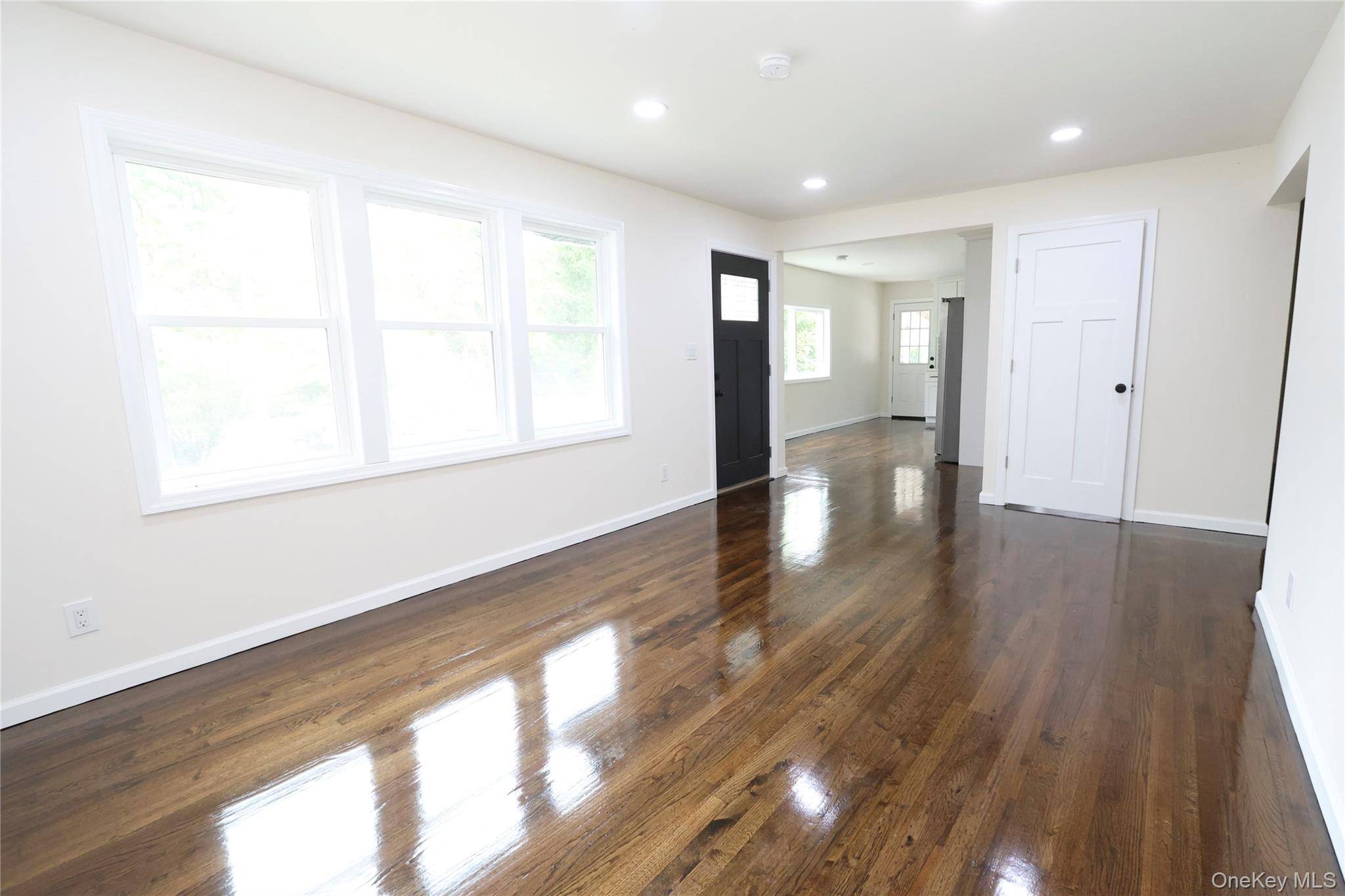 472 Nichols RD, Hauppauge, NY 11788