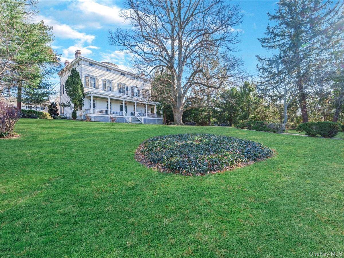 29 Center DR, Douglaston, NY 11363