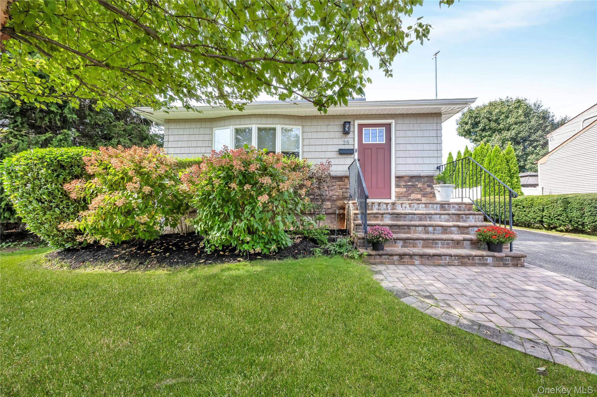 25 Frank AVE, Farmingdale, NY 11735
