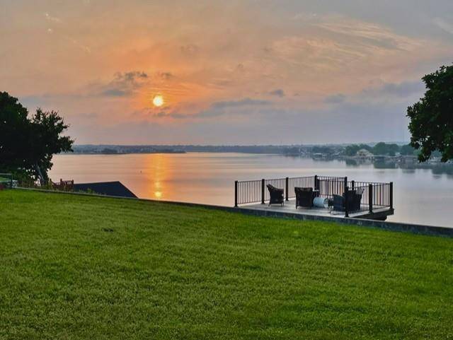 400 W Atchley Drive, Granbury, TX 76048