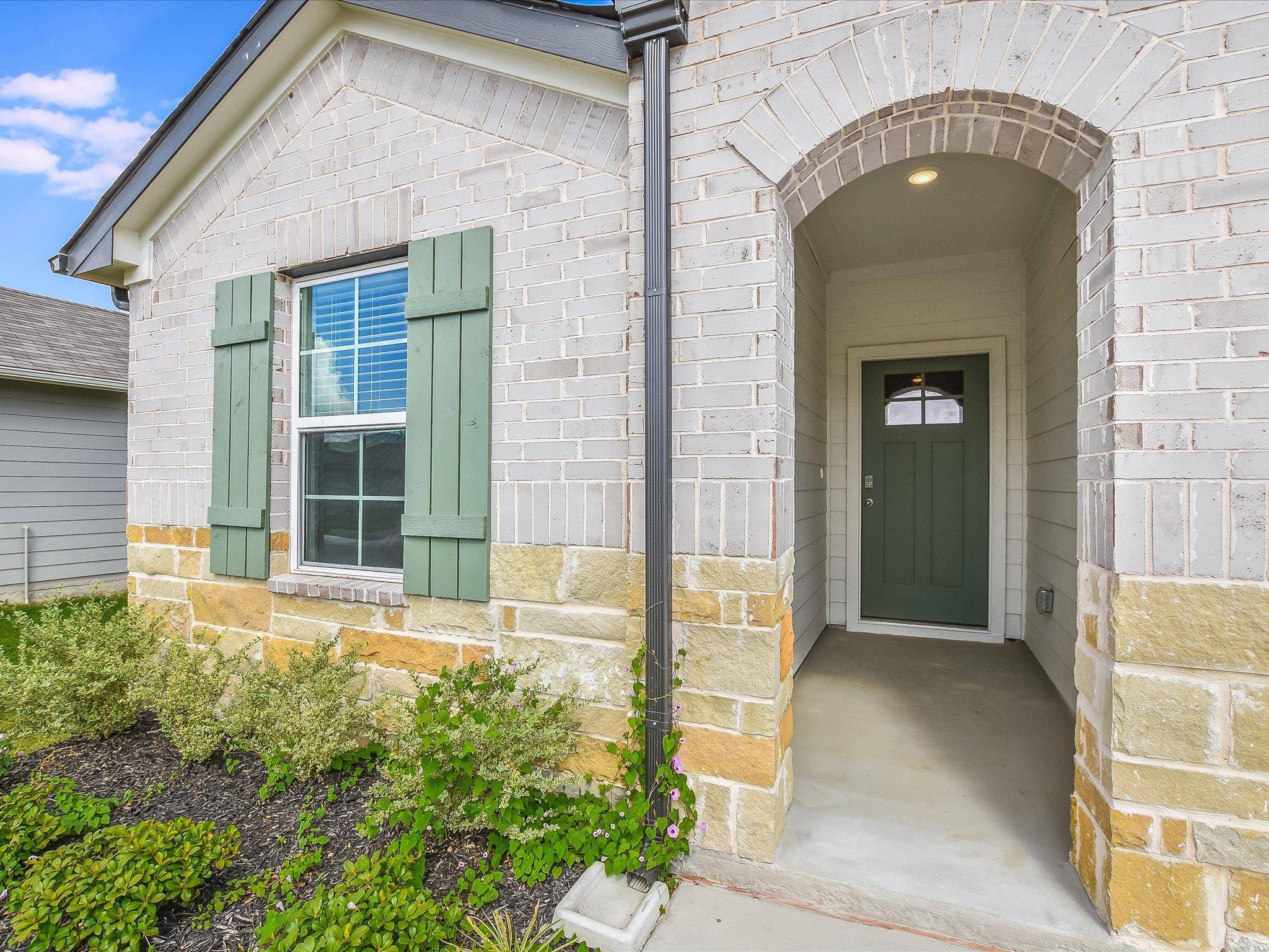 1305 CAMDEN LN, Lockhart, TX 78644