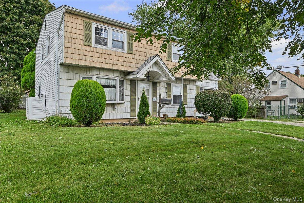 23 Saucer LN, Levittown, NY 11756