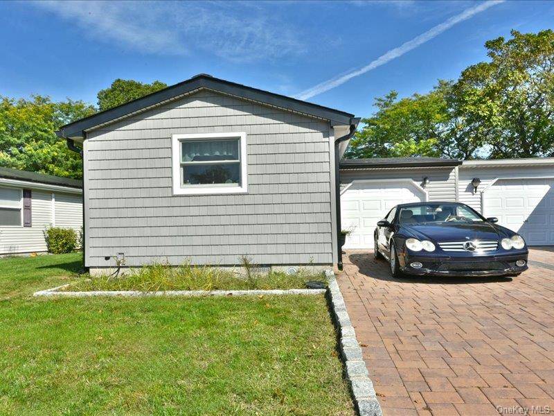 10 Greenwood BLVD, Manorville, NY 11949