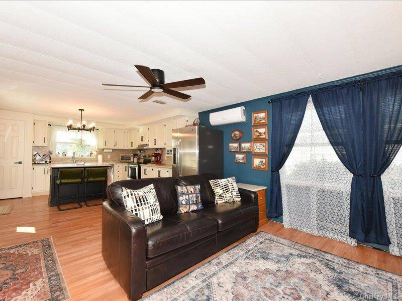 10 Greenwood BLVD, Manorville, NY 11949