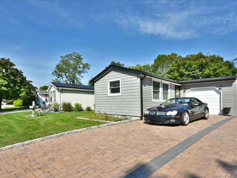 10 Greenwood BLVD, Manorville, NY 11949