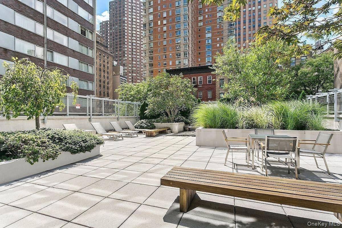 310 W 52nd ST #35A, New York (manhattan), NY 10019