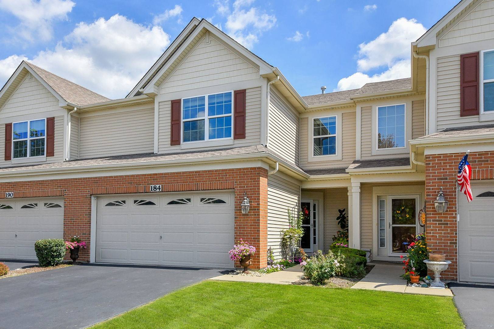 184 Birch LN, St. Charles, IL 60175