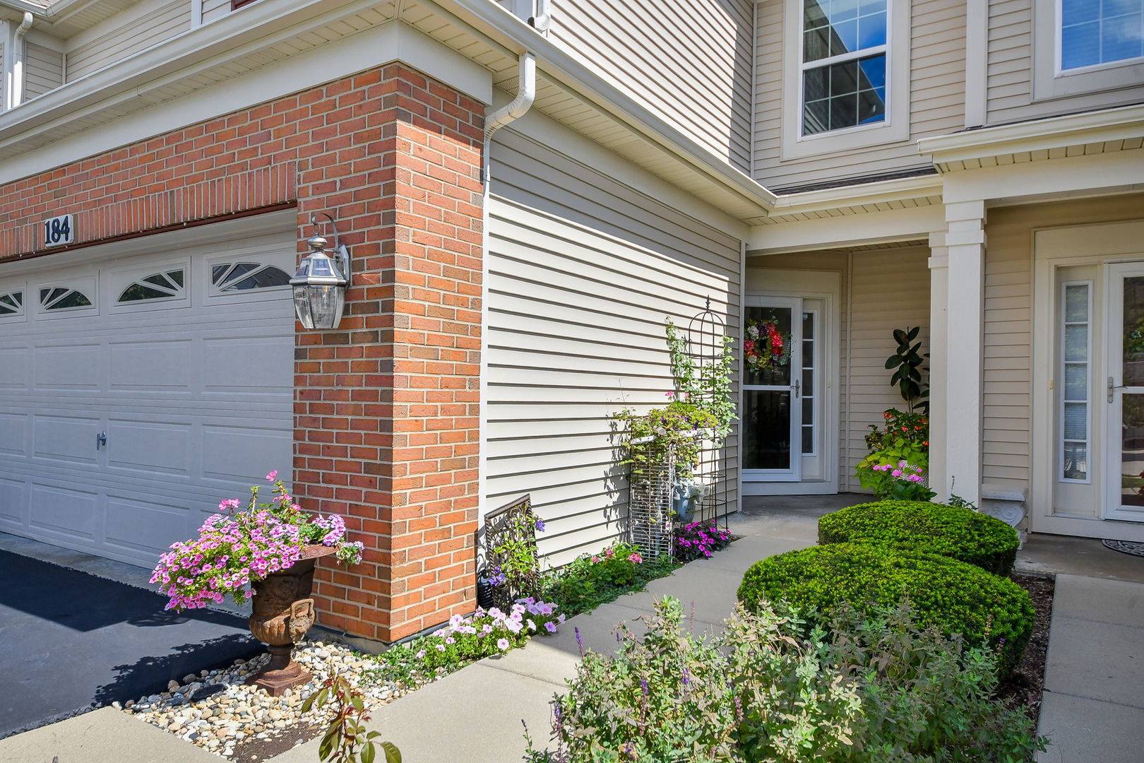 184 Birch LN, St. Charles, IL 60175