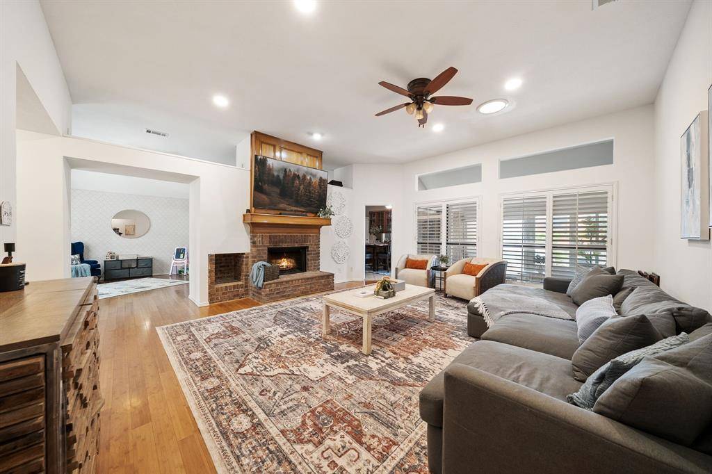 1633 Crosshaven Drive, Lewisville, TX 75077