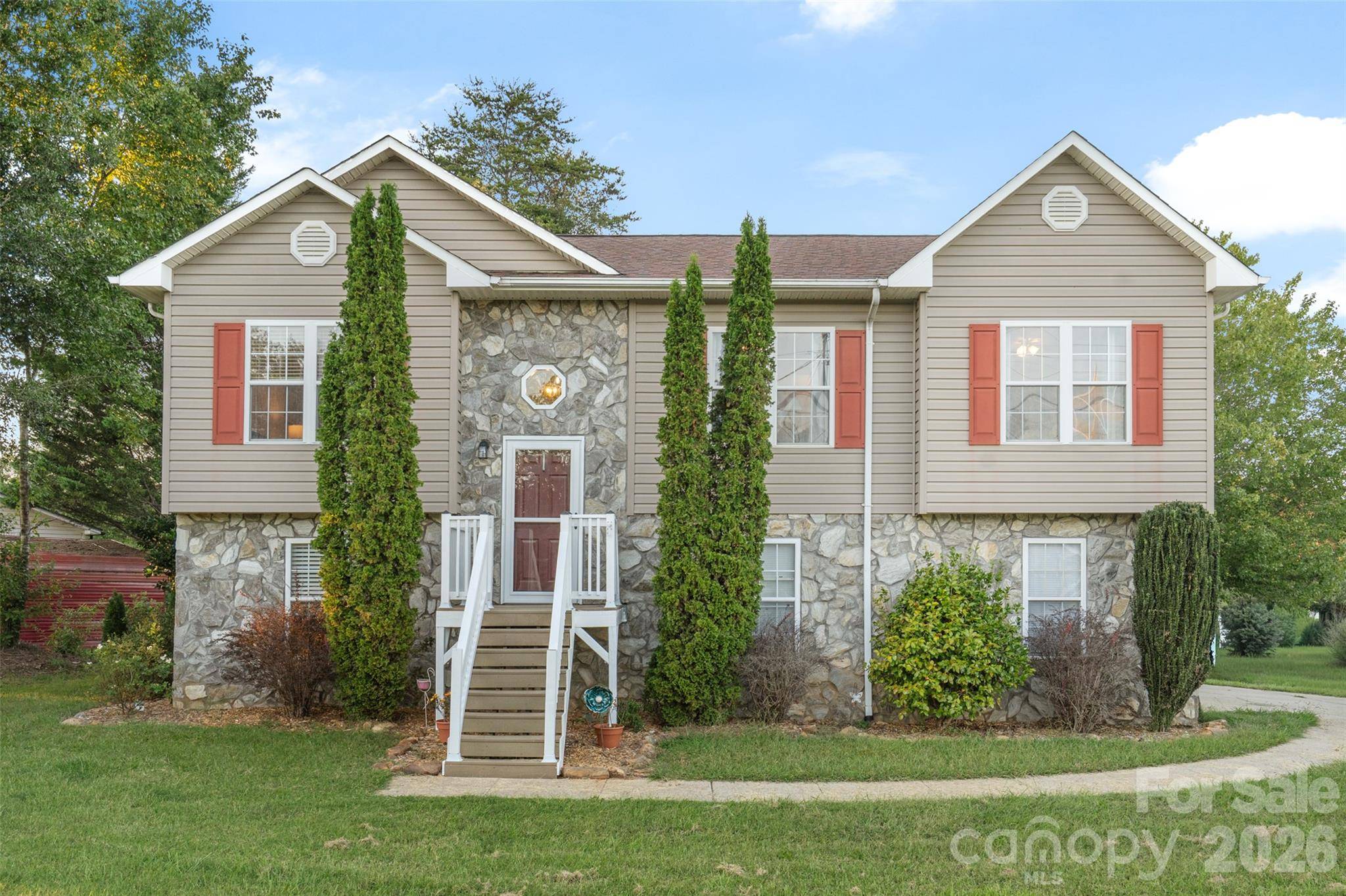 1500 Ivy LN, Valdese, NC 28690