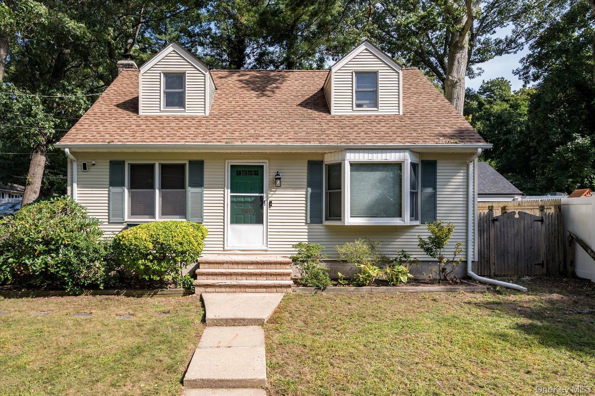 208 Melville RD, South Huntington, NY 11746