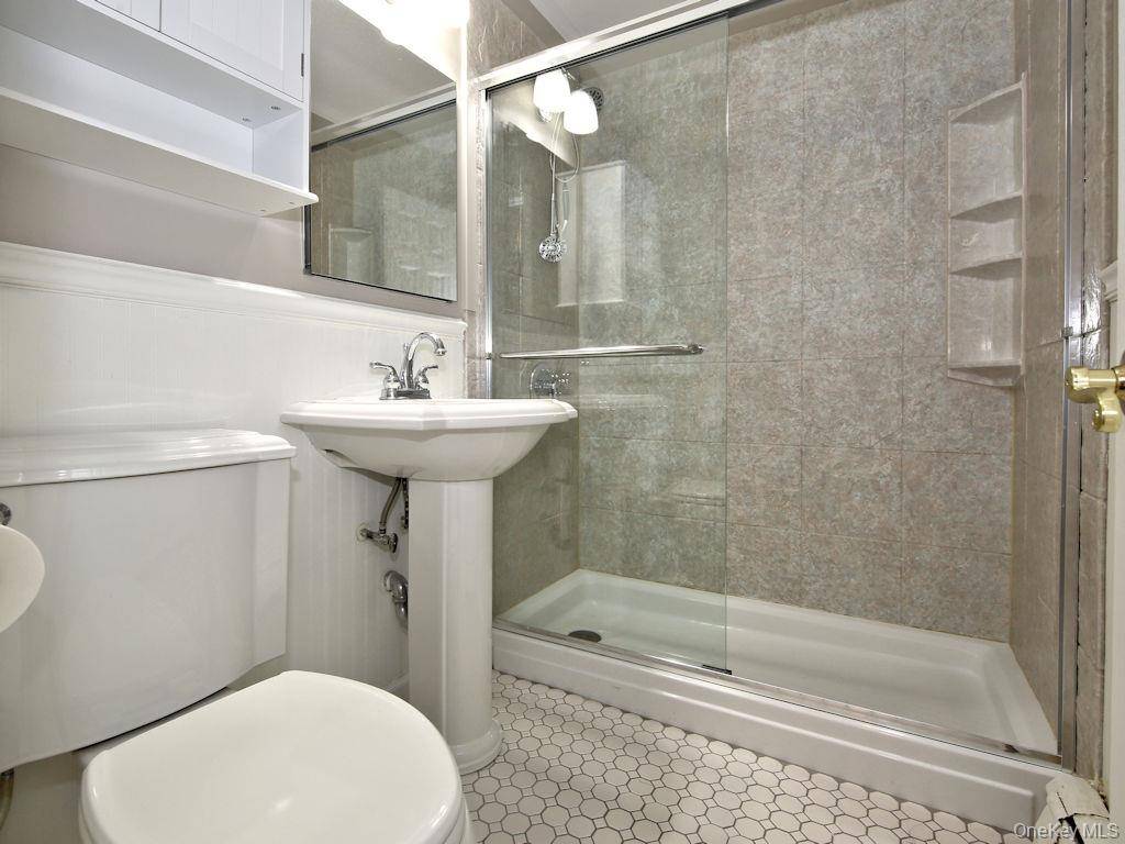 828 Pelhamdale #2B, New Rochelle, NY 10801